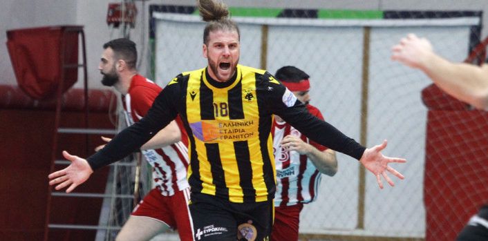 Νάτσο Μόγια: Ο πλέι μέικερ της ΑΕΚ απολαμβάνει  το μπιτς χάντμπολ στην Κρήτη και τη ζωή στην Ελλάδα