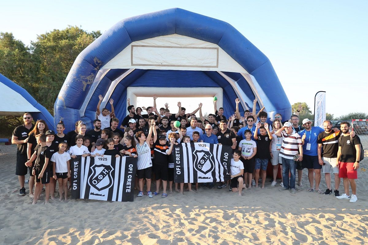 Στήριξε την Εθνική και έπαιξε Beach Handball το τμήμα υδατοσφαίρισης του ΟΦΗ 