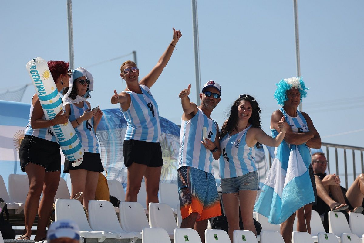 Οι πολύχρωμες κερκίδες του Beach Handball (pics)